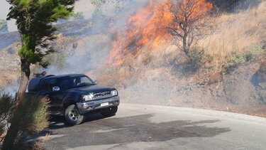 Αναζωπυρώθηκε η φωτιά στο νότιο Ρέθυμνο: Με τις επίγειες δυνάμεις η μάχη με τις φλόγες