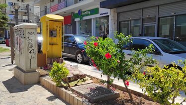 Το στρώμα στην πλατεία Κορνάρου και το πρωινό ντους στο συντριβάνι