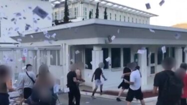 Παρέμβαση Ρουβίκωνα στην Πρεσβεία των ΗΠΑ για τις αμβλώσεις