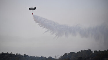 Φωτιά στα Μέγαρα: Αναγκαστική προσγείωση για ελικόπτερο Erickson που συμμετείχε στην κατάσβεση