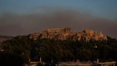 Σαρώνει τα πάντα στο πέρασμά της η φωτιά – Συγκλονιστικές οι εικόνες από τα μέτωπα