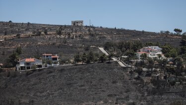 Σε ύφεση η πυρκαγιά στην Πεντέλη και χωρίς ενεργό μέτωπο