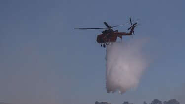 Μεγαλώνει το μέτωπο της φωτιάς στα Μέγαρα