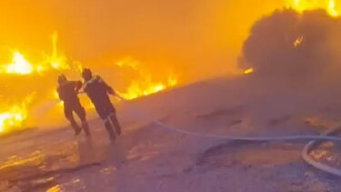 Πεντέλη: Η στιγμή που πυροσβέστες περικυκλώνονται από την πύρινη λαίλαπα