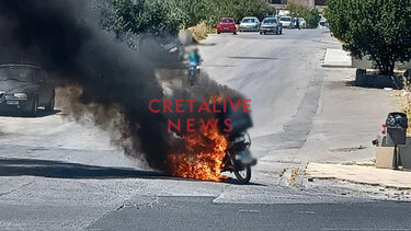 Άρπαξε φωτιά το μηχανάκι στη μέση του δρόμου