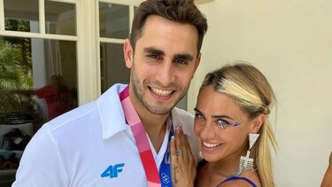 Στα Χανιά για τις τελευταίες λεπτομέρειες του γάμου, η Κόνι Μεταξά και ο Μάριος Καπότσης