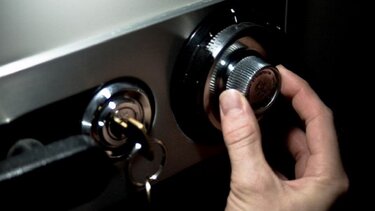 Διάρρηξη μαμούθ σε μονοκατοικία στην Κηφισιά – Άνοιξαν με τροχό δύο χρηματοκιβώτια, πήραν χρήματα και κοσμήματα