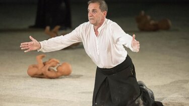 «Καταδίκασαν» και επί σκηνής τον Δημήτρη Λιγνάδη