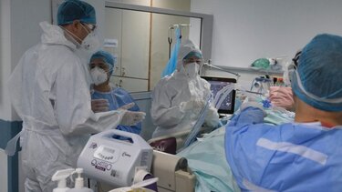 «Καμπανάκι» από τον Καπραβέλο – «Πληρώνουμε τα ακραία χαλαρωτικά μέτρα»