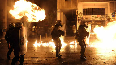 Επιθέσεις με μολότοφ εναντίον αστυνομικών στα Εξάρχεια