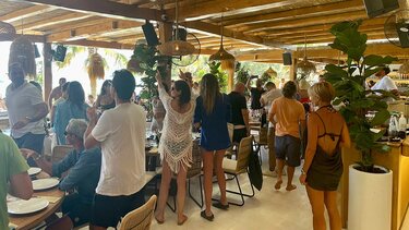 Μύκονος: Άνοιξαν 300 σαμπάνιες και πλήρωσαν 60.000 ευρώ