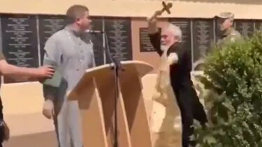 Ρώσος και Ουκρανός παπάς πιάστηκαν στα χέρια σε κηδεία στρατιώτη!