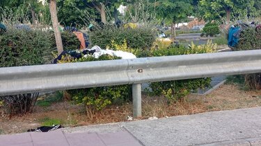 Πεταμένα ρούχα παντού!