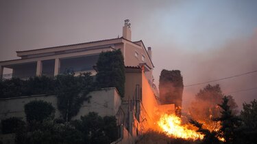 Ανεξέλεγκτη η φωτιά στην Πεντέλη, εφιαλτική η νύχτα!