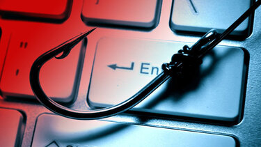 Ταχυδρόμος "άδειασε" τους λογαριασμούς συγχωριανών του και έγινε "καπνός"