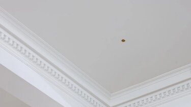 Γλύπτης χρεώνει 6.000 ευρώ για "μία πίκλα στο ταβάνι"!