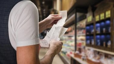 «Βουτιά» στον πληθωρισμό – «Καλπάζει» η ακρίβεια στα τρόφιμα, μείωση στο ρεύμα