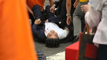 Πυροβόλησαν τον πρώην πρωθυπουργό της Ιαπωνίας τη στιγμή που έδινε ομιλία