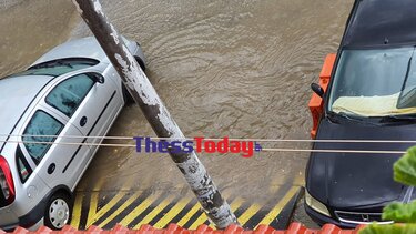 "Άνοιξαν" οι ουρανοί στη Θεσσαλονίκη – Ποτάμια οι δρόμοι