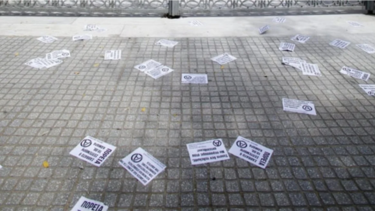  Μέλη του “Ρουβίκωνα” πέταξαν τρικάκια και έγραψαν συνθήματα έξω από το σπίτι του Στέλιου Πέτσα 