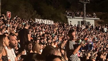 Πανό για τον Λιγνάδη και στη συναυλία του Θ. Παπακωνσταντίνου – Μεγαλώνει το κύμα οργής