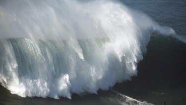 Τα κύματα σκέπασαν σπίτια και «σάρωσαν» γαμήλιο πάρτι στη Χαβάη! 