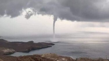 Μύκονος: Υδροστρόβιλος στο νησί - Πλημμύρισαν τα σοκάκια 