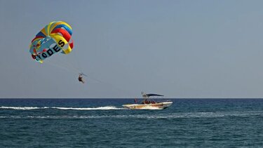 Σύβοτα: Νεκρή τουρίστρια που έκανε αλεξίπτωτο θαλάσσης 