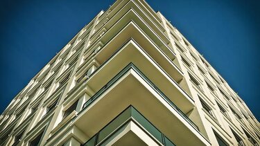 Τουρίστρια έπεσε από μπαλκόνι ξενοδοχείου για να αποφύγει τον βιασμό της