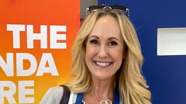 Πρωταγωνίστρια ερωτικών ταινιών ευχαριστεί τα ελληνικά σώματα ασφαλείας!