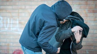 Ανήλικοι επιτέθηκαν και λήστεψαν 12χρονο σε παιδική χαρά