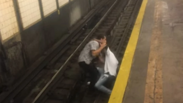 Νέα Υόρκη: Ομογενής φοιτητής έσωσε άνδρα που έπεσε στις ράγες του τρένου