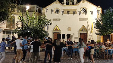  Γλέντι μέχρι πρωίας στο Μοχό - Διασκέδασαν με την ψυχή τους μικροί και μεγάλοι