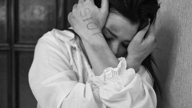 Κατήγγειλε τον σύντροφό της για κακοποίηση – Τι ανέφερε η κόρη τους