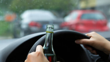 Πήρε το αυτοκίνητο μεθυσμένη και με τα παιδιά μέσα! 