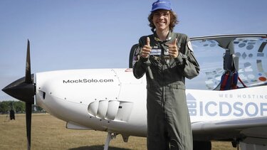 O 17χρονος Mack Rutherford έγινε ο νεότερος άνθρωπος που έκανε τον γύρο του κόσμου, πετώντας σόλο