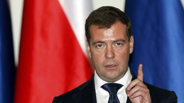 Ο πρώην πρόεδρος της Ρωσίας Μεντβέντεφ λέει πως η χώρα του πρέπει να κατασκευάσει «χιλιάδες άρματα μάχης»