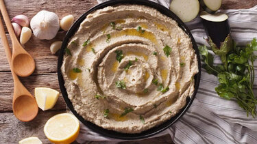 Vegan μελιτζανοσαλάτα με ταχίνι, πετιμέζι και κουκουνάρι