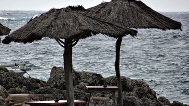 Πρόστιμα 18.000 ευρώ σε παραλιακά μαγαζιά σε Άνδρο και Σύρο