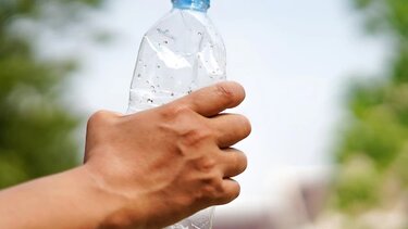 Το μπουκάλι που εκσφενδονίστηκε στο αυτοκίνητο, ο τραυματισμός και η αλλαγή πορείας!