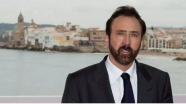  Ο Νίκολας Κέιτζ έβαψε τα μαλλιά του έντονο κόκκινο