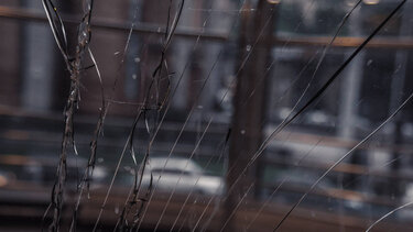 Η Πανελλήνια Ομοσπονδία Εμπόρων και Βιοτεχνών Υαλοπίνακων καταδικάζει κάθε ανεύθυνη τοποθέτηση υαλοπίνακα