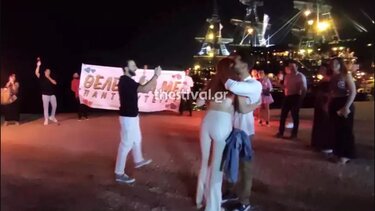 Πρόταση γάμου έγινε viral: Το μονόπετρο, οι πυρσοί και το… πανό