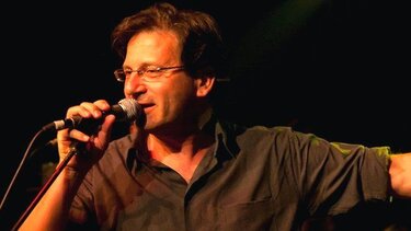 Ο Θανάσης Παπακωσταντίνου ανακοίνωσε πως αποσύρεται από τις συναυλίες