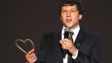 Ο Τζέσι Άιζενμπεργκ στο ρόλο του Μεγαλοπόδαρου