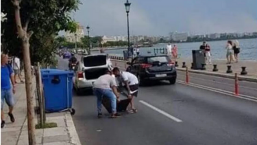 Έκλεψαν χρηματοκιβώτιο και τους έπεσε στη μέση της παραλιακής