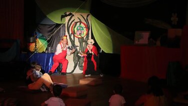 Παραστάσεις "Παραμύθια μια μπουκιά" από τον Θεατρικό Περίπλου