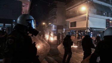 Ένταση και μολότοφ μετά την πορεία για τον Παύλο Φύσσα, στη Νίκαια 