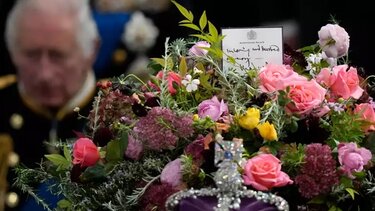 Με ένα χειρόγραφο σημείωμα αποχαιρέτισε ο βασιλιάς Κάρολος τη μητέρα του