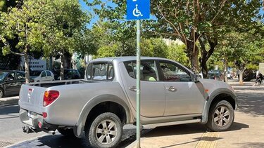 Όσκαρ... θράσους: Παρκαρισμένο σε αναπηρική θέση και πάνω στο πεζοδρόμιο!
